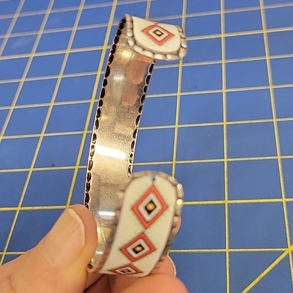 Western White Red Silver Tone Bracelet - Picture 4 of 5